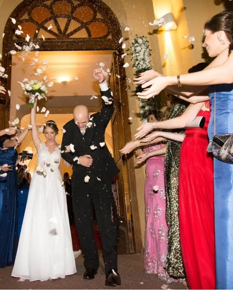 Invitados de la boda celebrando en la iglesia