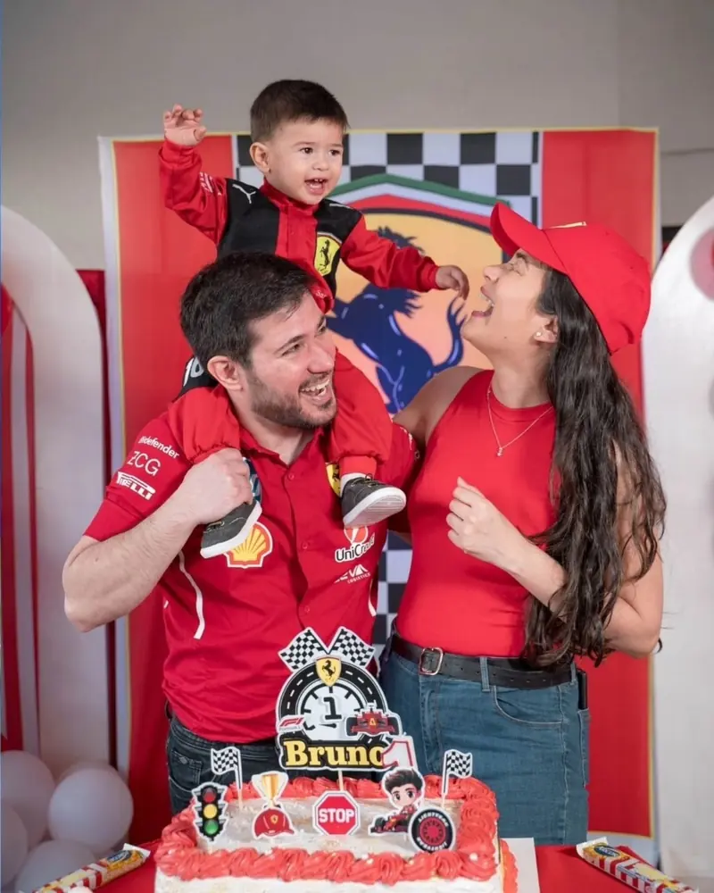 Papá y mamá festejando el primer cumpleaños de su hijo