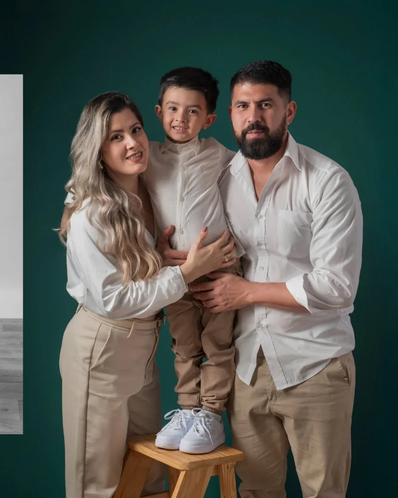 Familia de tres en el estudio con fondo verde