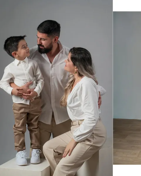 Papá y mamá con su hijo en el estudio