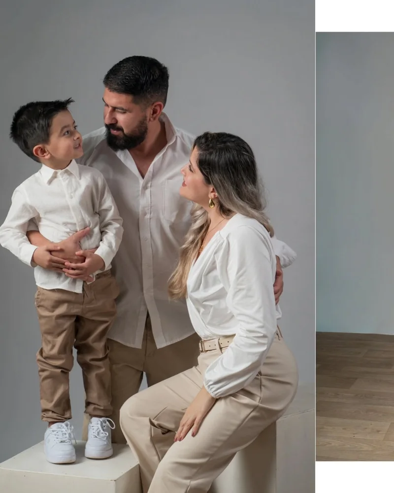 Papá y mamá con su hijo en el estudio