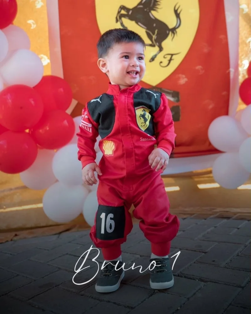 Niño de un año con traje de Ferrari en su cumpleaños