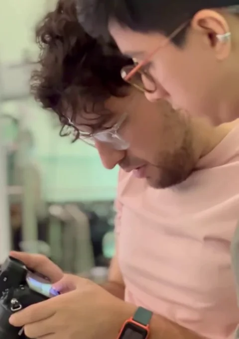 Diego revisando las fotos en su cámara durante una producción