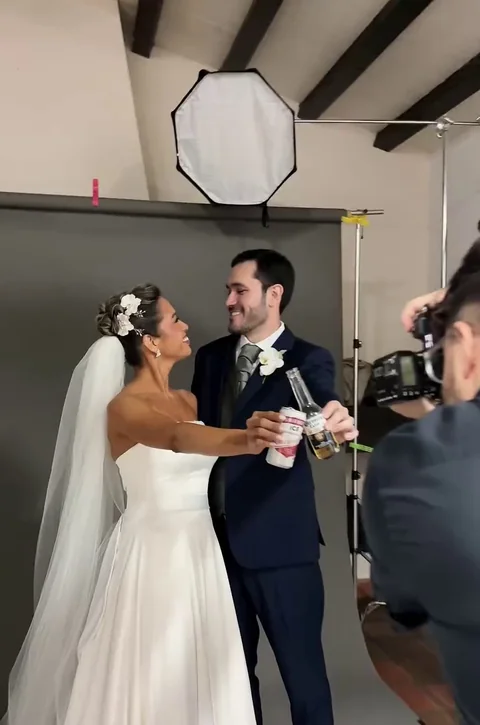 Diego fotografiando a una pareja de novios en el estudio