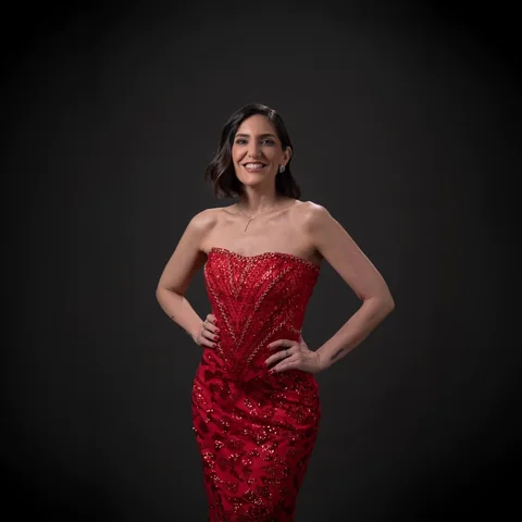 Retrato de estudio de una mujer con vestido rojo