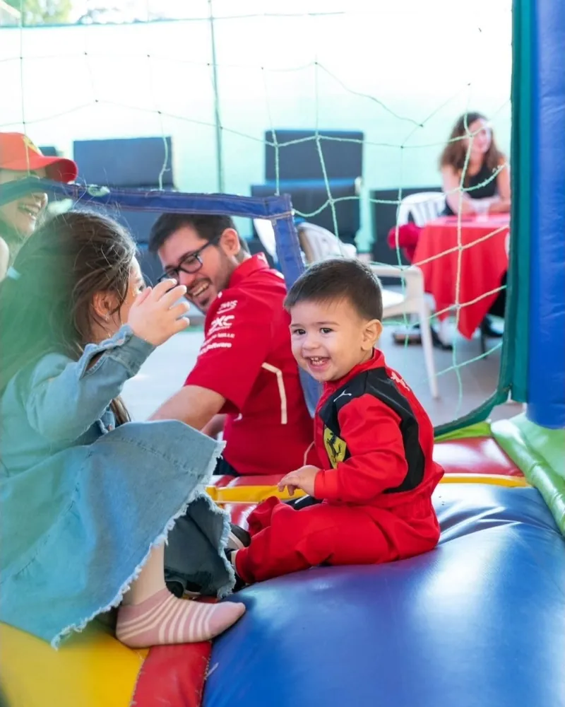 Niño jugando en un pelotero en su cumpleaños de Fórmula 1