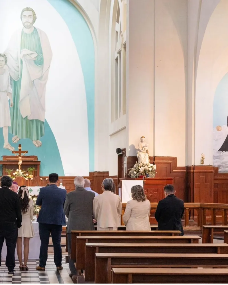 Invitados en la iglesia durante el bautismo